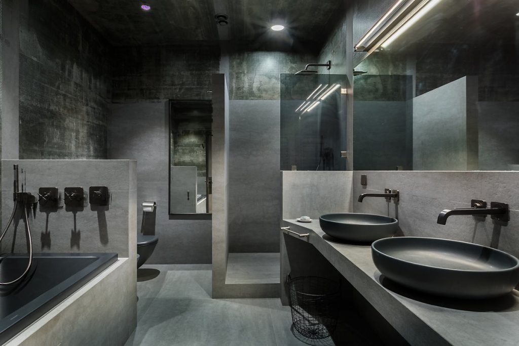 Großes Badezimmer mit schwarzen und grauen Möbeln