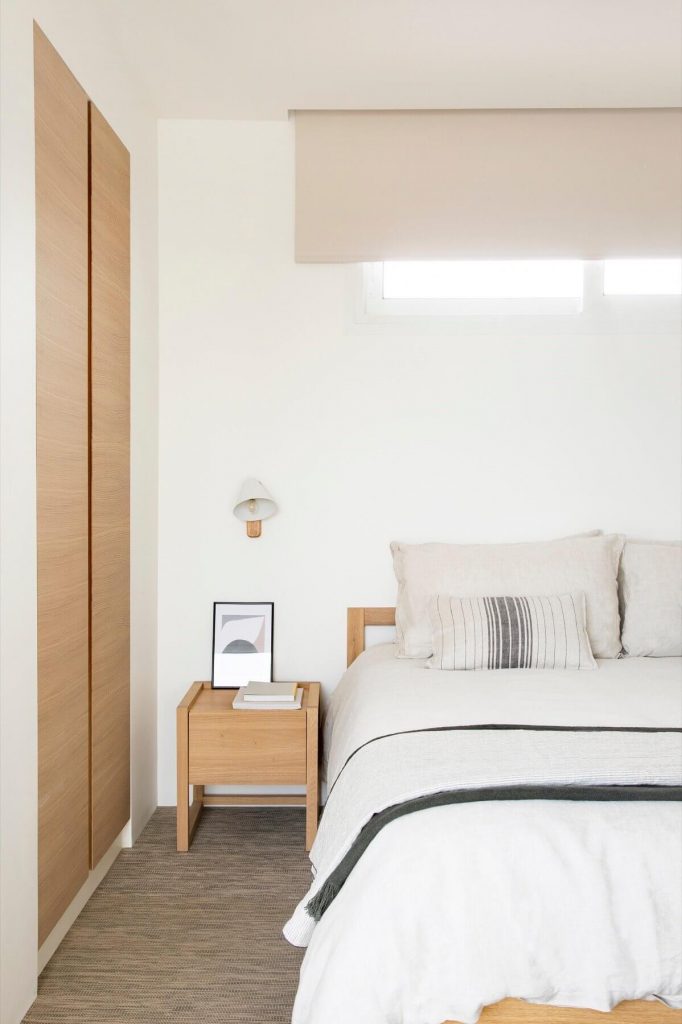 Kamar tidur cerah dengan furnitur kayu industri
