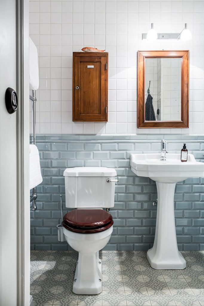 toilet lengkap dengan peralatan sanitasi dasar - neoklasik
