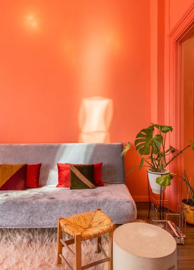 Interiornya selaras dengan skema warna cat rumah yang cantik