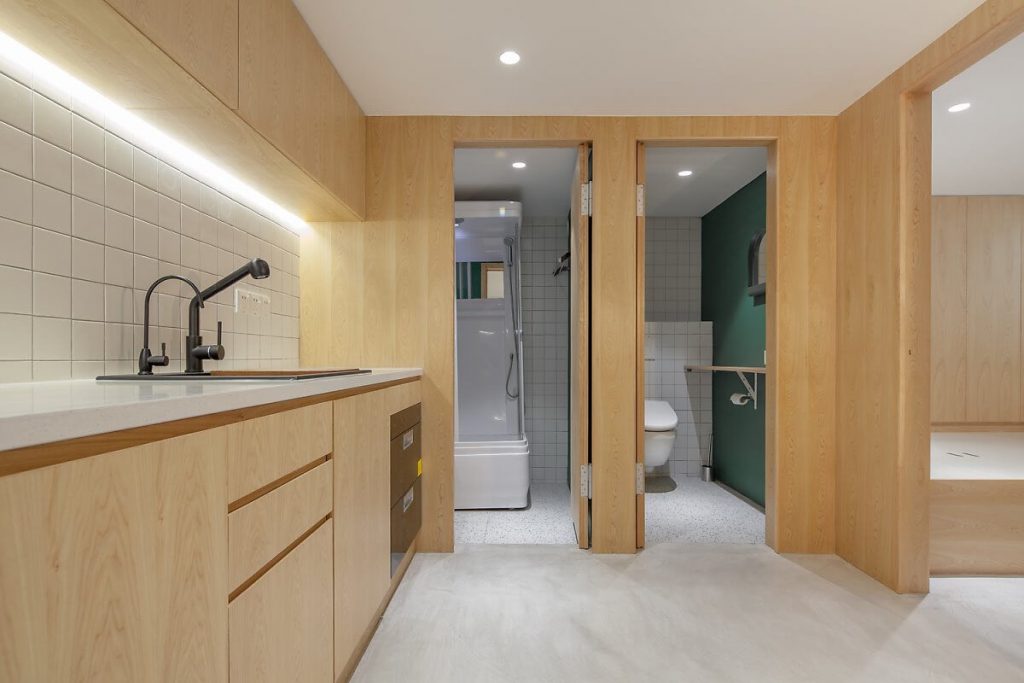 Integriertes Wandarray mit WC-Tür aus Industrieholz