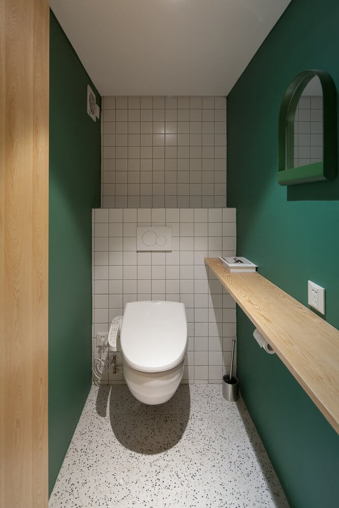 Der Toilettenraum hat ein Bügeleisen aus Industrieholz
