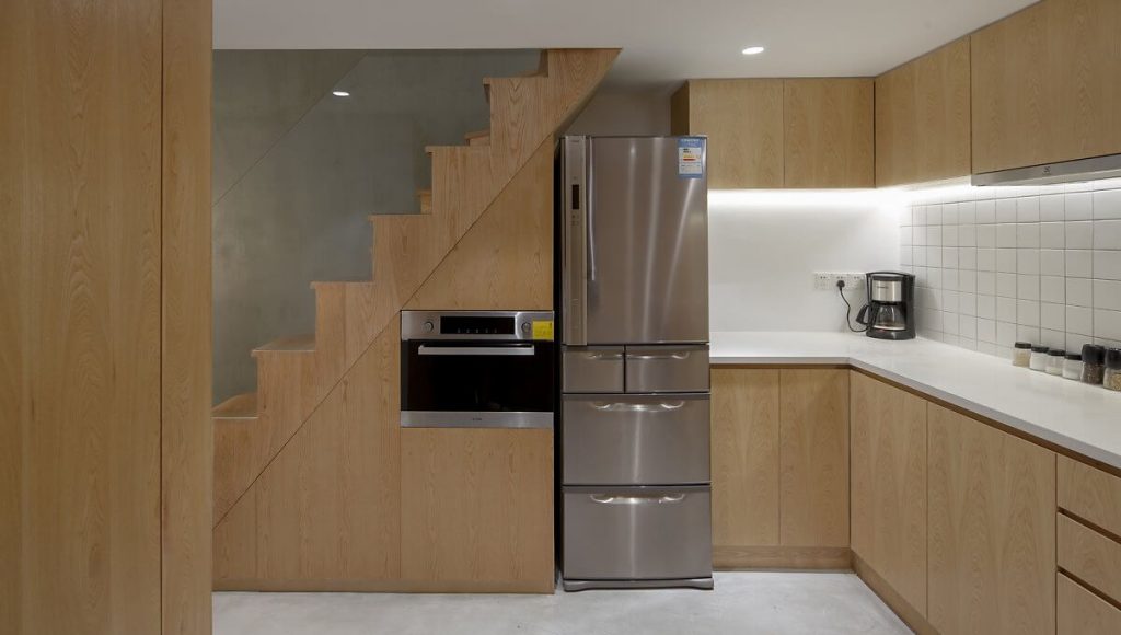 The staircase is cast in solid industrial wood and is a place for microwave ovens