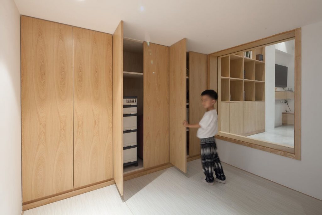 Chytré nástěnné skříňky z průmyslového dřeva do dětského pokoje