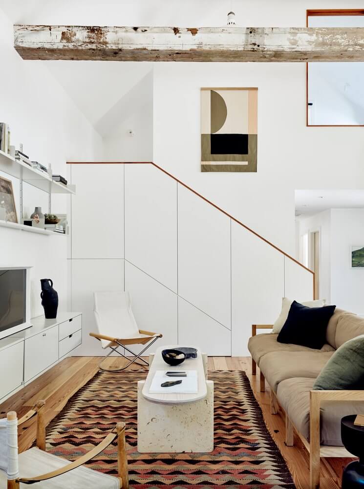 Wohnzimmer mit einfachen Möbeln