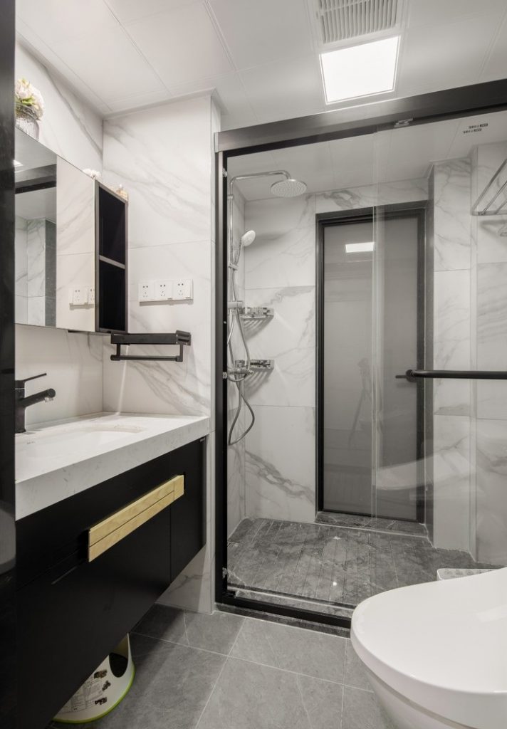 Nhà vệ sinh hiện đại đầy đủ thiết bị vệ sinh sử dụng tông màu trắng cùng vách kính ngăn cách không gian hiện đại