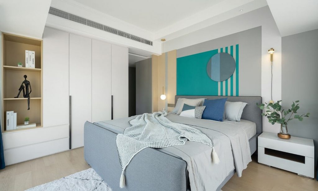 Phòng ngủ được có giường lớn cùng đệm cao su non, giấy dán tường, chậu cây xanh trang trí nhỏ
