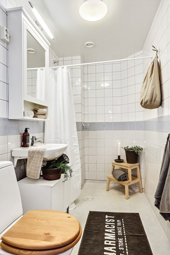 nhà tắm tông màu trắng cho không gian sạch sẽ - căn hộ nhỏ có gác lửng