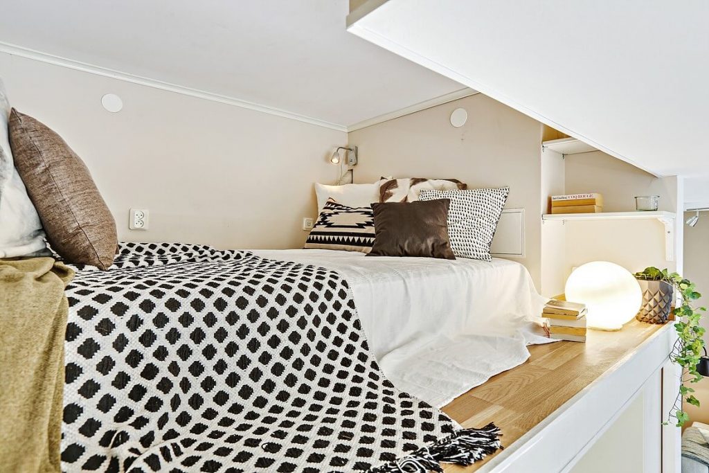 giường ngủ trên gác xép được sử dụng ga đệm màu đen trắng  - căn hộ nhỏ có gác lửng