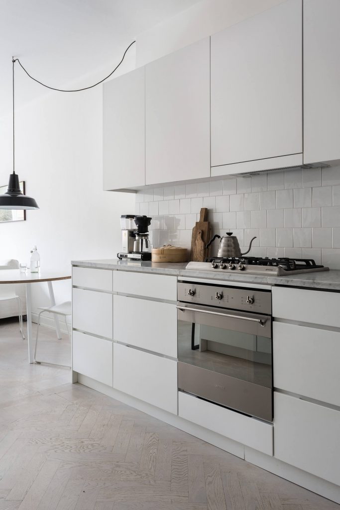 रसोईघर को सॉकर सतह के साथ बड़े करीने से और आराम से डिजाइन किया गया है