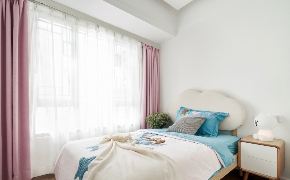 Phòng ngủ cho bé gái, có giường rộng 1,2m2 đầu giường thiết kế hình bóng mây và bên cạnh là đèn ngủ hình gấu 