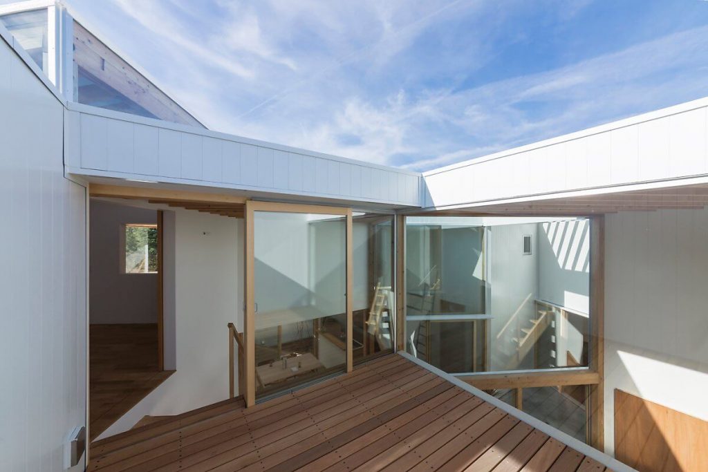 A varanda está cheia de sol, a bela vista é criada graças ao modelo arquitetônico sobreposto