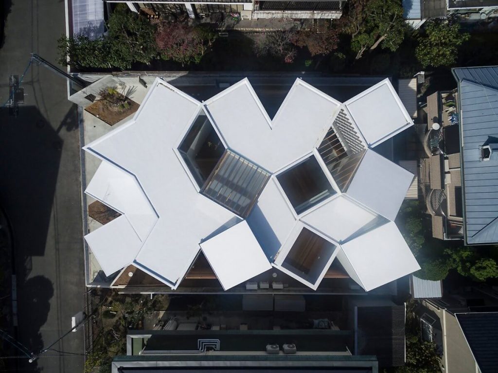 Shora dolů na jedinečnou střechu tohoto architektonického modelu
