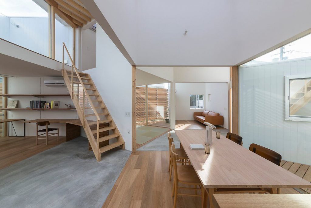 Interiores simples misturam-se com modelos arquitetônicos complexos