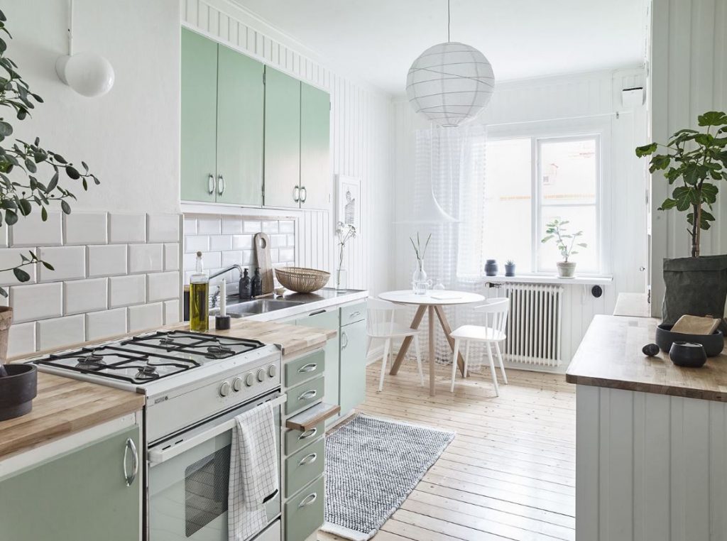 Bếp sử dụng màu xanh ngọc trắng - thiết kế nhà bếp diện tích nhỏ