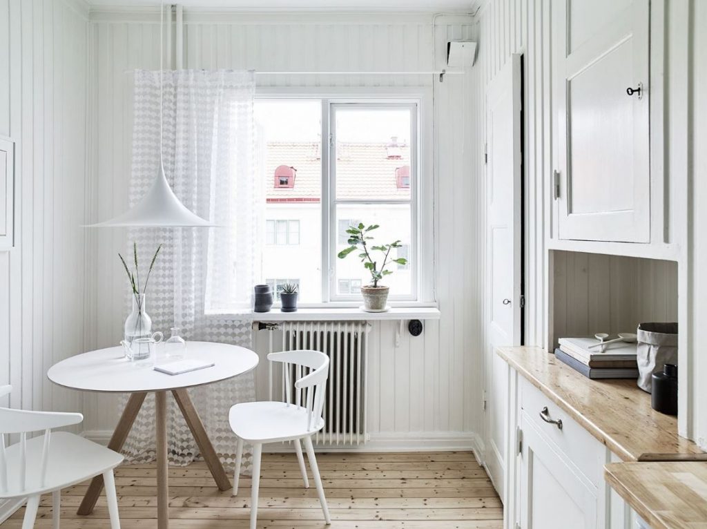 Bàn ăn tông màu trắng đơn giản - thiết kế nhà bếp diện tích nhỏ