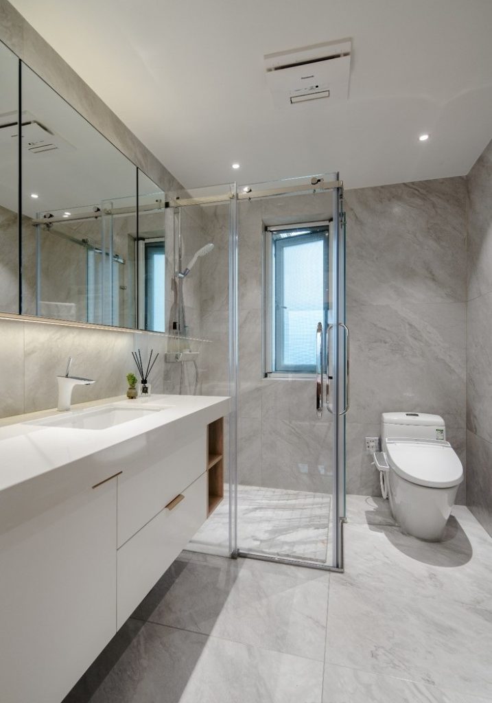Nhà vệ sinh đẹp có vách kính và gương cảm ứng - thiết kế nội thất chung cư 100m2