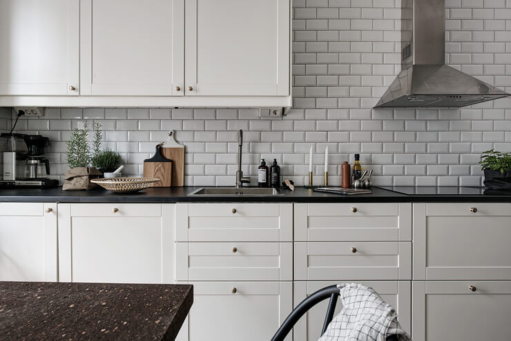 A parede da cozinha é revestida com azulejos de alta qualidade