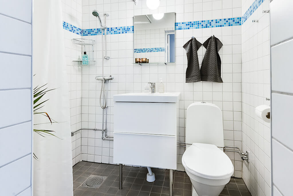 Nhà vệ sinh nhỏ đầy đủ tiện ích cơ bản - tự thiết kế nội thất