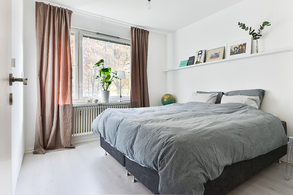 Phòng ngủ có thiết kế đơn giản với giường ngủ lớn bộ ga màu xám,rmf cửa màu hồng đất - tự thiết kế nội thất