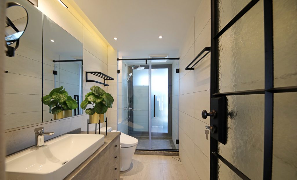 Il bagno in comune è pieno di attrezzature igieniche e ha una parete di vetro per evitare comodi spazi asciutti e bagnati - interni nordici
