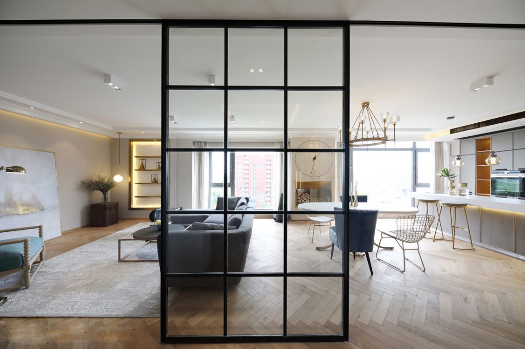 Le pareti in vetro d'acciaio possono muoversi, separando lo spazio del corridoio e l'abitare comune