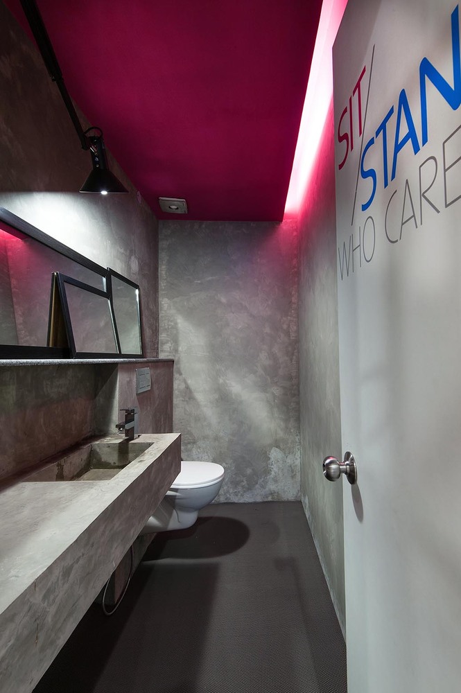 Nhà vệ sinh thiết kế phong cách industrial đầy đủ thiết bị vệ sinh