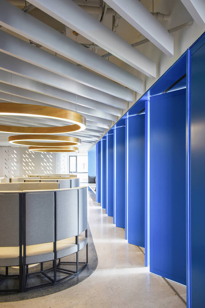 hành lang của công ty rộng rãi, cửa xếp bằng nhựa sơn màu xanh để ngăn cách không gian