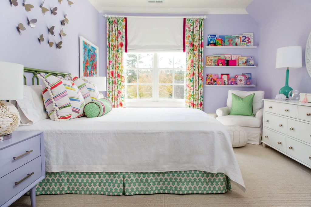 Purple bedroom airy design