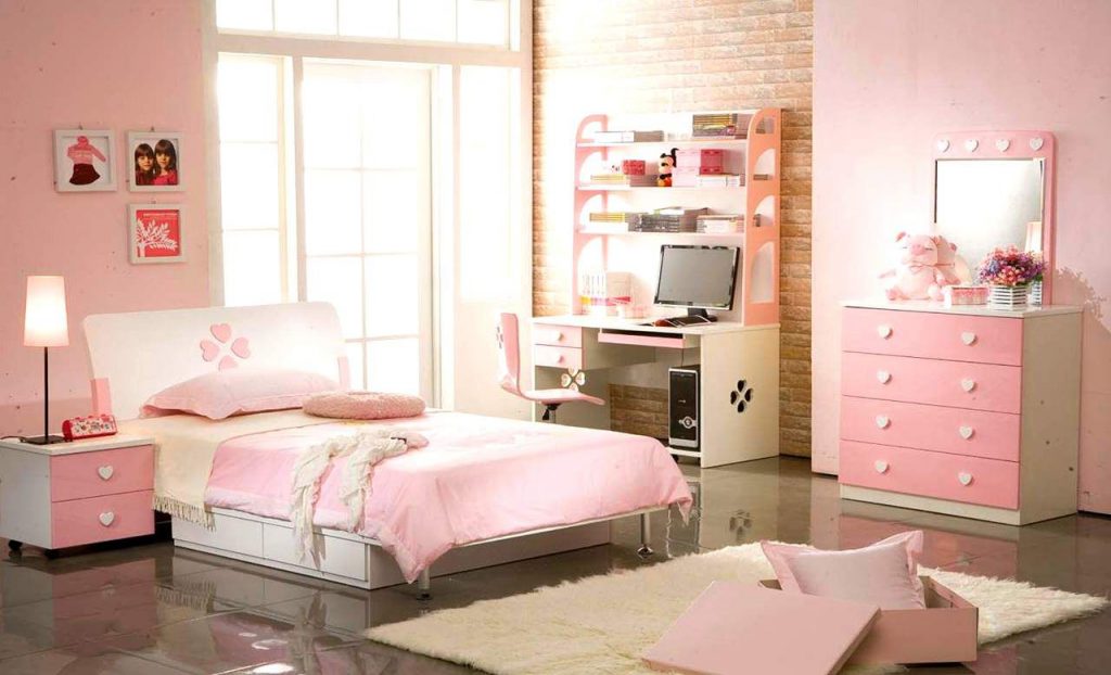 Interior do quarto de meninas cor de rosa
