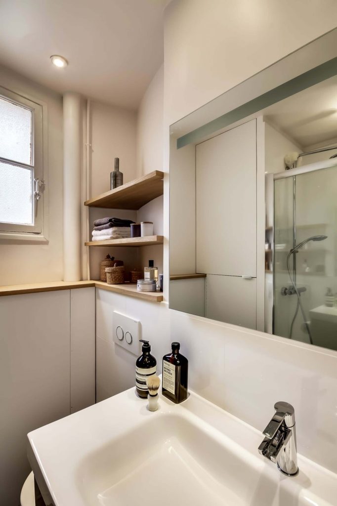 nhà vệ sinh màu trắng sạch sẽ có vách ngăn kính - Tu sửa căn hộ