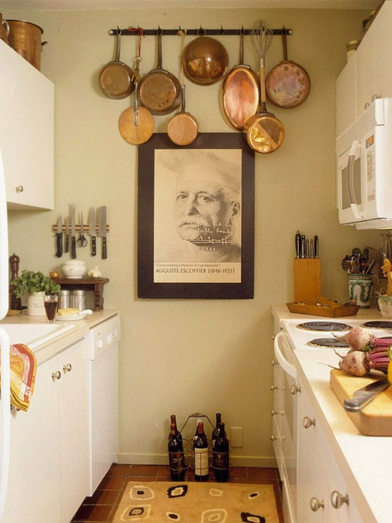 Hanging arrangement for smart kitchen