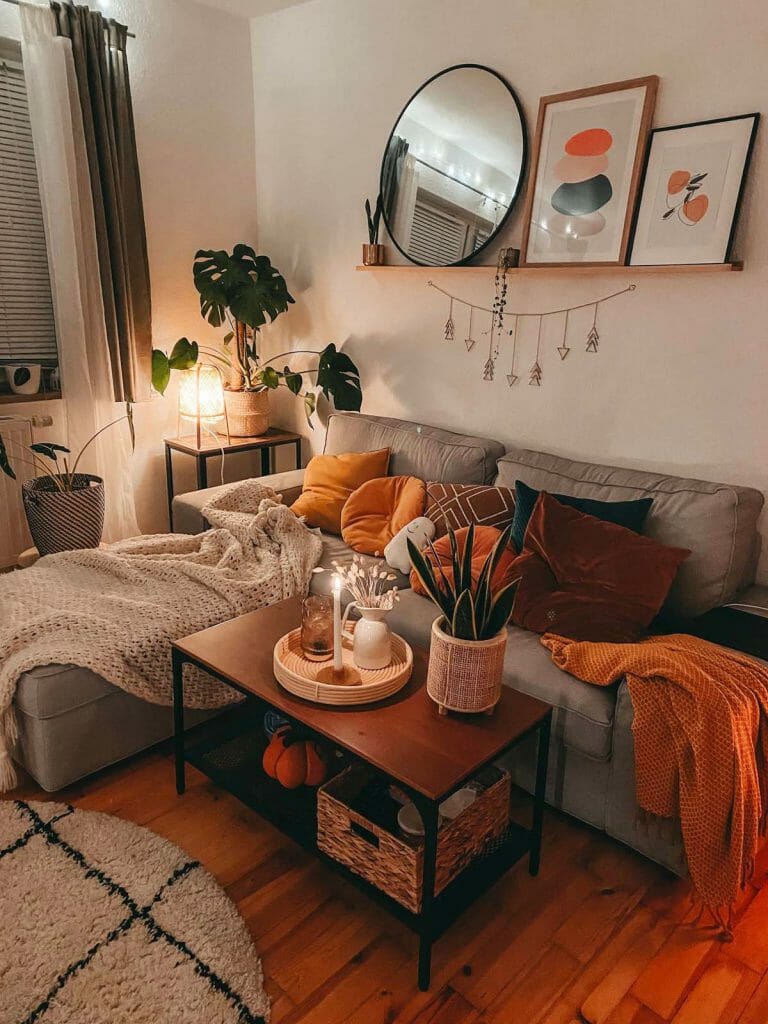 colors make the room cozy 