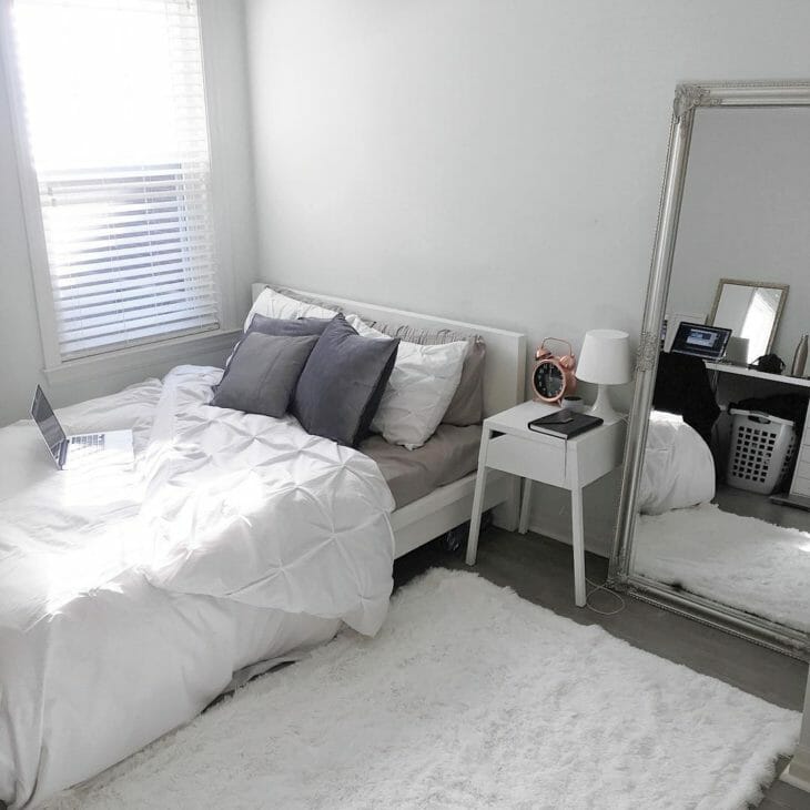 白い寝室