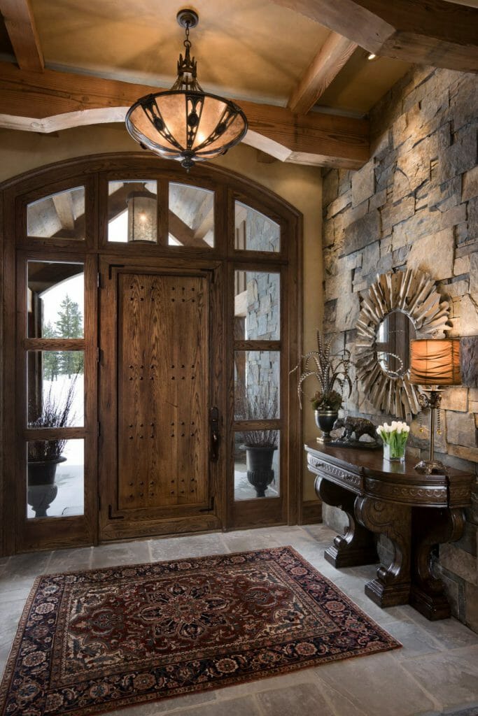 Вестибюль в іспанському стилі з дерев’яними дверима