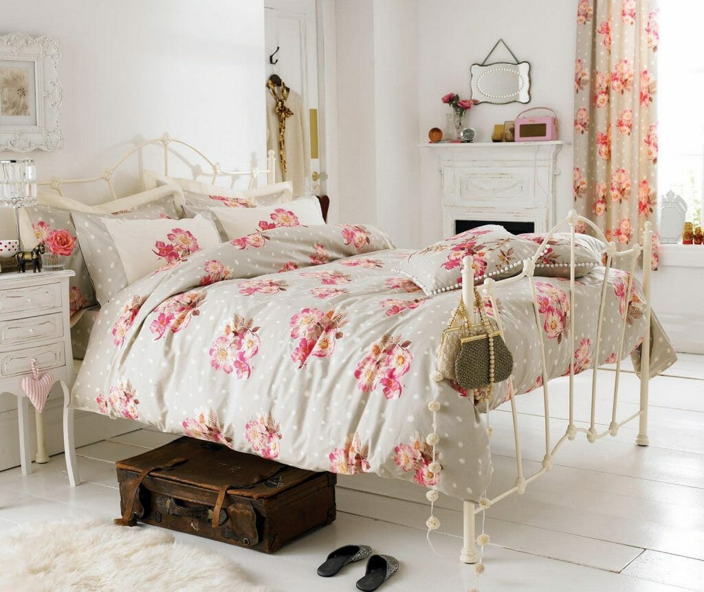 Shabby chic style bedroom