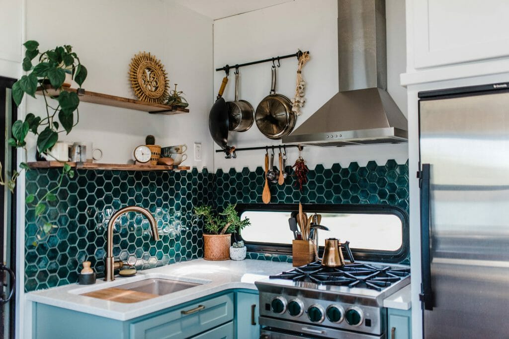 ördek boynu mavi mutfak tasarımı