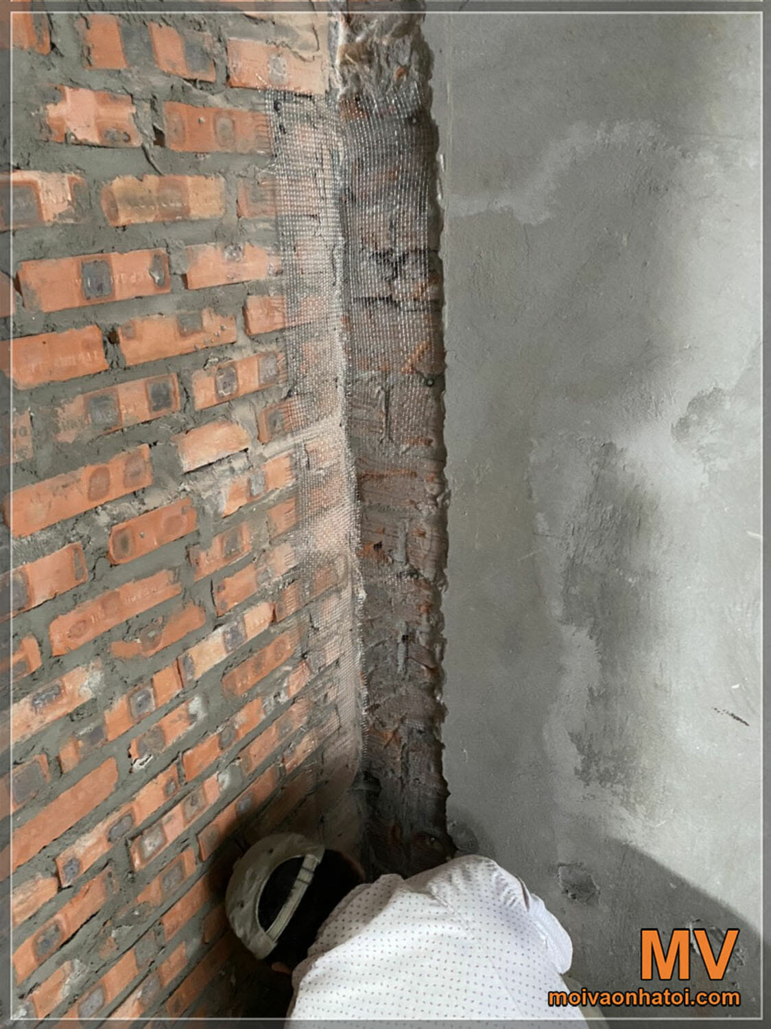 Наклеивание проволочной сетки для предотвращения растрескивания стены