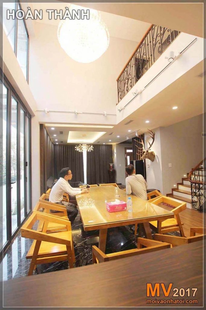 餐桌现代豪宅上方的松木设计