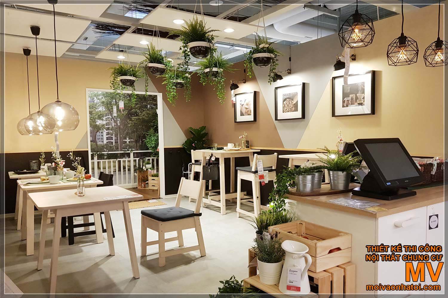Không gian quán cafe trang trí cây xanh